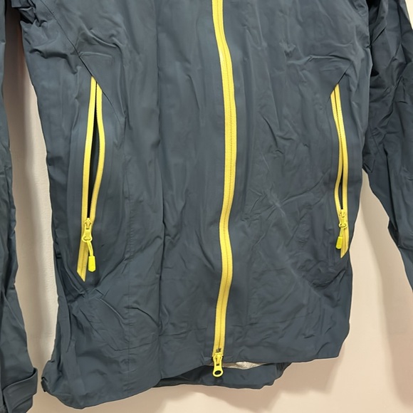 Mountain Hardware Dry Q Elite Waterproof Rain Jacket - Picture 3 of 11